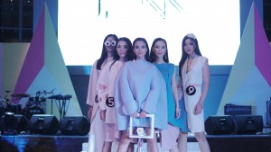 Kelima finalis perempuan dari LSPR Fashion SAGA berpose dengan menggunakan busana Jeanne by Jeannie.
