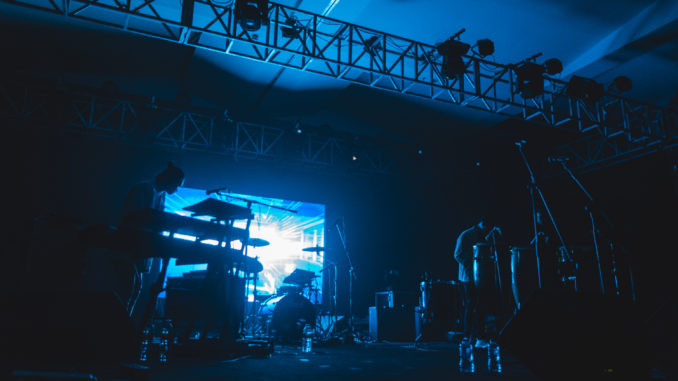 Persiapan grup musik Mantra Vutura di panggung utama FUSE 2017 garapan Binus International yang diadakan di Ballroom Kuningan City pada Sabtu lalu (18/11/17). (Foto: Roberdy Giobriandi)