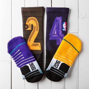 Kaus kaki penghormatan untuk Kobe Bryant yang dikenakan LA Lakers pada pertandingan kontra Golden State Warriors, Minggu (6/3).