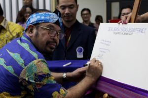 Rektor Universitas Multimedia Nusantara, Dr. Ninok Leksono menandatangani Deklarasi Cerdas Berinternet di Lecture Hall UMN, Serpong, Selasa (24/01/17).