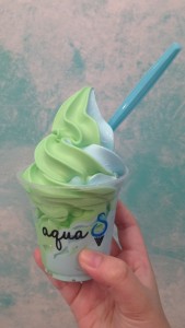 Es krim rasa garam laut dengan pandan dalam gelas kecil.