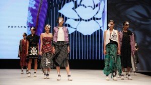 Busana karya lulusan LPTB Susan Budihardjo dalam Metamorphosis of Tanimbar, Indonesia Fashion Week 2016 (13/03).
