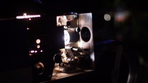 Proyektor layar tancap zaman dahulu yang digunakan untuk menonton film-film klasik pada UMN Screen, Rabu (25/5) malam.