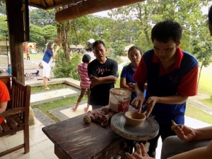 Pendi, karyawan yang membantu pengunjung
