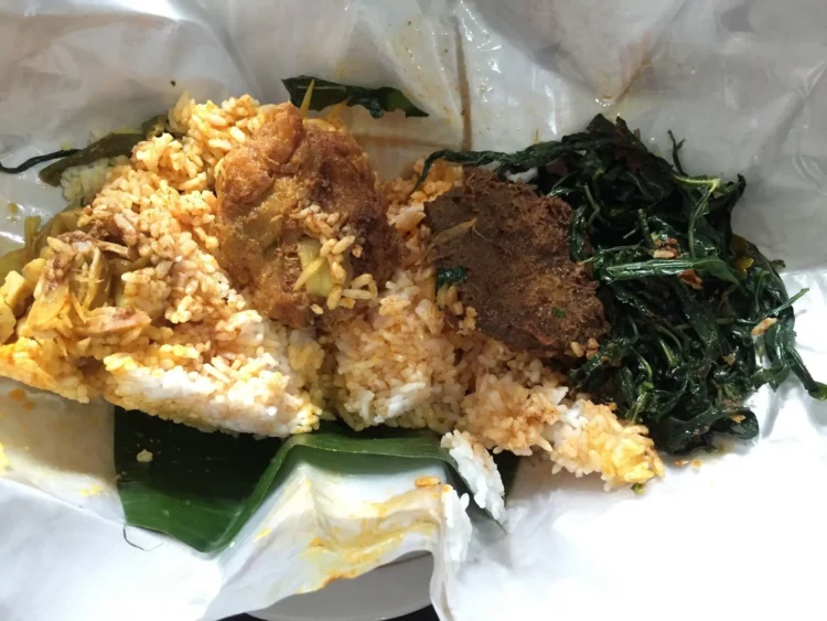 Foto sebungkus nasi padang. (idntimes.com)