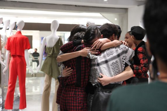 06 Peserta Tetap Akrab Dalam Suasana Kompetisi Jakarta Fashion Week
