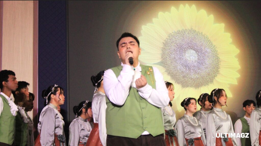 Pembawaan lagu “Gala Bunga Matahari” dalam acara Kasa Baswara di Nusantara Hall, Multimedia Nusantara Polytechnic pada Sabtu (08/11/25). (ULTIMAGZ/Tiffany Michiko P.)