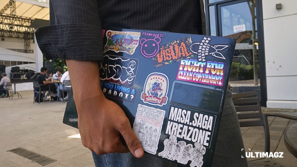 Ilustrasi laptop yang ditempeli berbagai stiker. (ULTIMAGZ/Febrian Dwianto)
