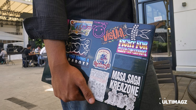 Ilustrasi laptop yang ditempeli berbagai stiker. (ULTIMAGZ/Febrian Dwianto)