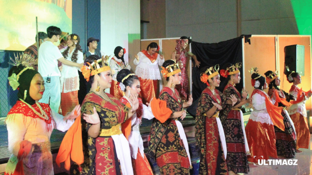 Penampilan penutup drama musikal “Duhai Nona” pada acara Svapna Gayatri 2025 di Function Hall, Multimedia Nusantara Polytechnic pada Sabtu (29/11/25). (ULTIMAGZ/Tiffany Michiko Putri)