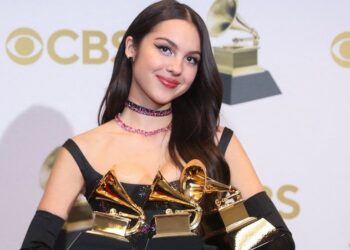 Olivia Rodrigo di Grammy Awards 2022. (Foto: bbc.com)