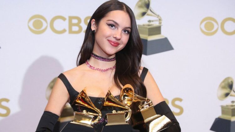 Olivia Rodrigo di Grammy Awards 2022. (Foto: bbc.com)