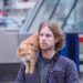 James Bowen (Luke Treadaway) dan Bob dalam film A Street Cat Named Bob. (screendaily.com)