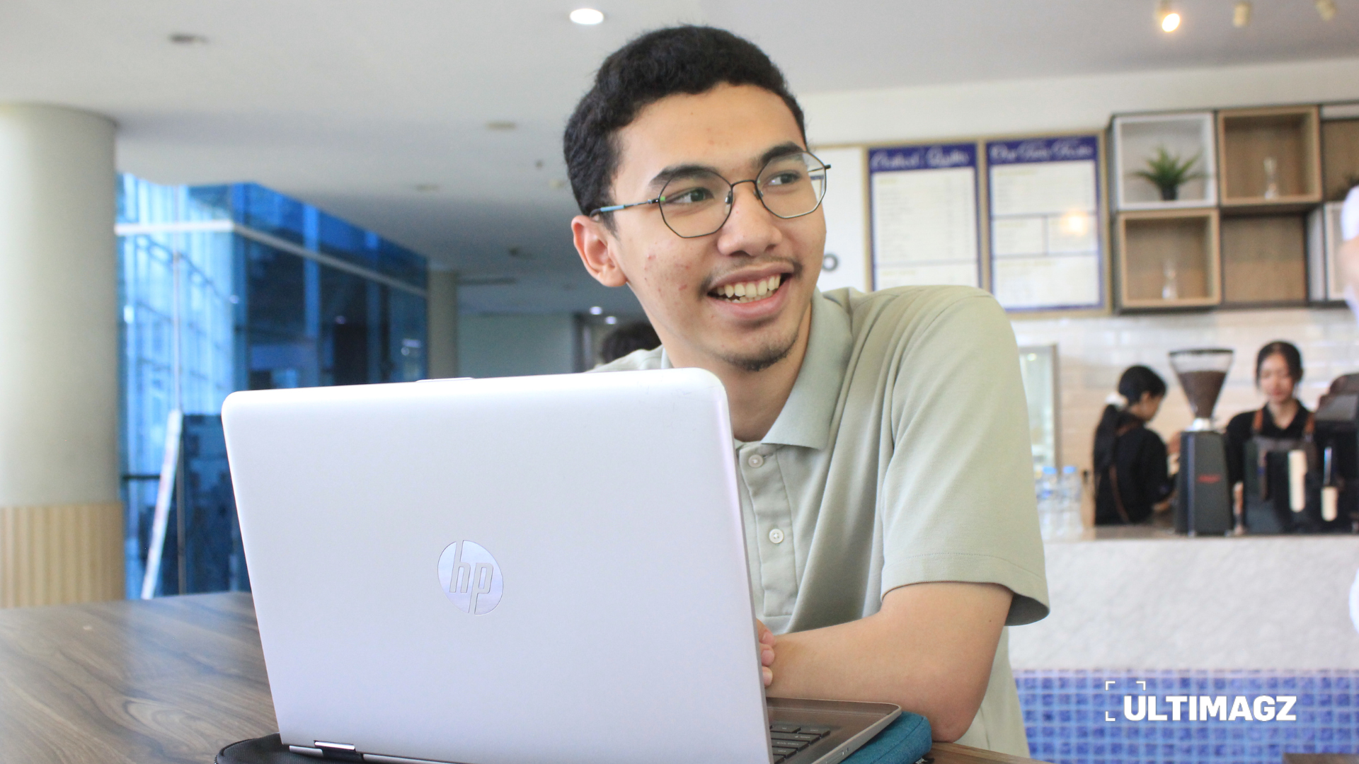 Muhammad Lutfi, mahasiswa Universitas Multimedia Nusantara (UMN), menyampaikan pendapatnya mengenai penempelan stiker di laptop pada Jumat (13/03/26). (ULTIMAGZ/Tiffany Michiko P.)