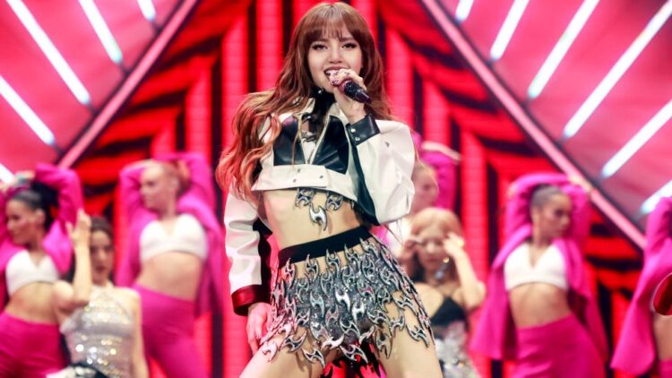 Lisa BLACKPINK ketika tampil di atas panggung Coachella yang akan membintangi "The White Lotus". (bbc.com)