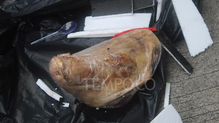 Paket berisi kepala babi yang ditujukan pada Francisca Christy Rosana di kantor Tempo. (tempo.com)