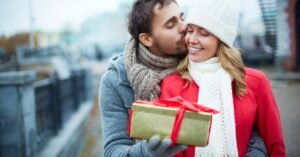 Memberi pasangan hadiah menjadi bahasa cinta beberapa orang (Foto: psychologytoday.com)