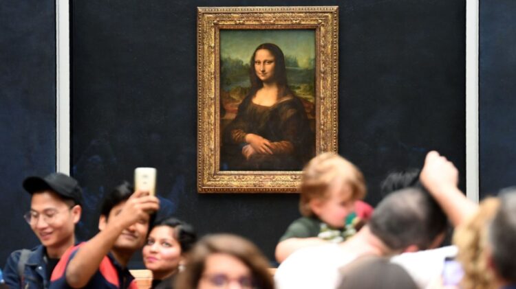 Orang-orang mengagumi lukisan Mona Lisa. (foto: unsplash.com)