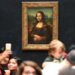 Orang-orang mengagumi lukisan Mona Lisa. (foto: unsplash.com)