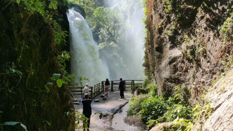 Ilustrasi pemandangan Air Terjun Blawan. (beritasatu.com/Hisyam Nugroho)