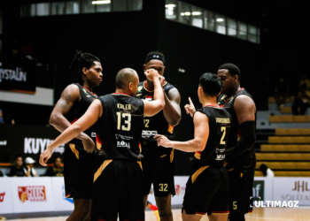Lima pemain utama Tim Dewa United, Tavario Miller (11), Kaleb Ramot Gemilang (13), Lester Prosper (32), Hardianus Lakudu (2), dan Jordan Adams (5) bertanding dalam Indonesian Basketball League (IBL) di Dewa United Arena, Tangerang, Banten pada Sabtu (20/4/2024). (ULTIMAGZ/Kezia Essie Awuy)