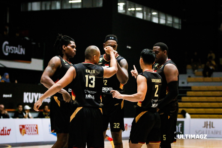 Lima pemain utama Tim Dewa United, Tavario Miller (11), Kaleb Ramot Gemilang (13), Lester Prosper (32), Hardianus Lakudu (2), dan Jordan Adams (5) bertanding dalam Indonesian Basketball League (IBL) di Dewa United Arena, Tangerang, Banten pada Sabtu (20/4/2024). (ULTIMAGZ/Kezia Essie Awuy)