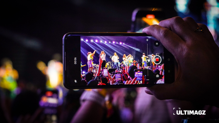 Kolaborasi musisi Project Pop dan HIVI! di Hingap Hingap Stage Pestapora 2024. (ULTIMAGZ/Kezia Essie Awuy)