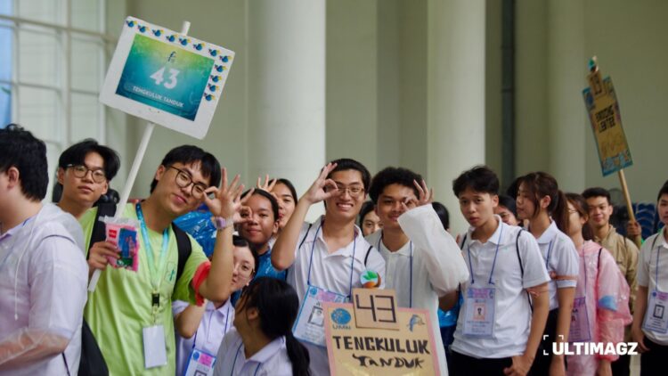 Perpindahan lokasi peserta OMB UMN 2025 berlangsung dengan pendampingan PIC. (ULTIMAGZ/Putri C. Valentina)