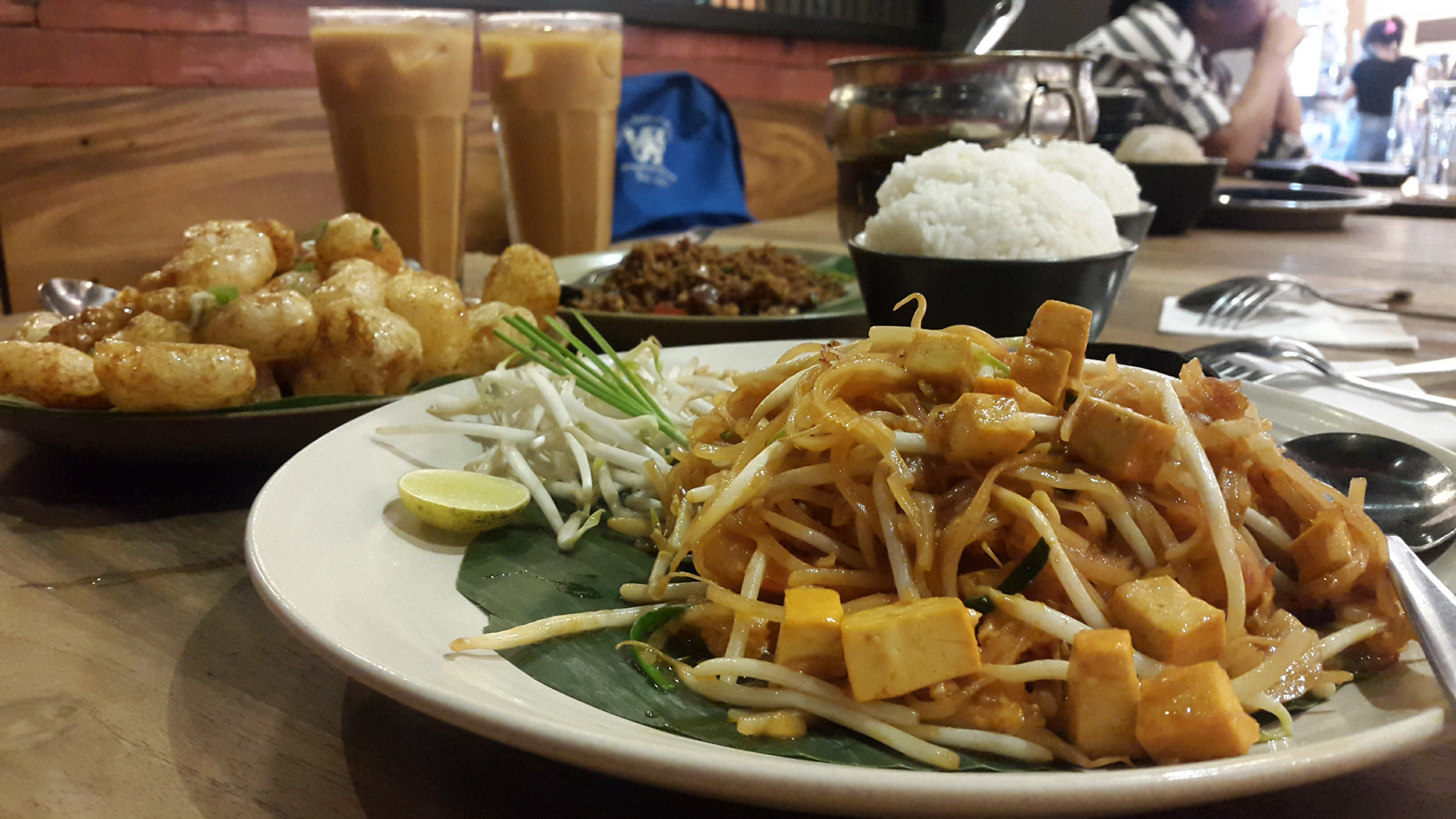 Mencicipi Makanan Thailand dengan Suasana Jalanan Bangkok