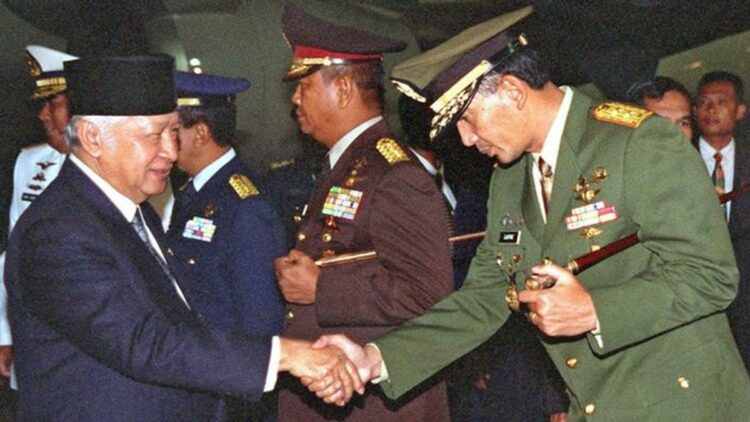 Potret kedekatan Soeharto dengan petinggi militer di masa Orde Baru. (vo.id)