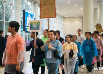 Perpindahan calon mahasiswa baru dari lapangan parkir UMN menuju kelas untuk rangkaian kegiatan OMB UMN 2025 selanjutnya. (ULTIMAGZ/Sofhi Srieky Tiambun)