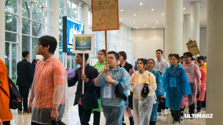 Perpindahan calon mahasiswa baru dari lapangan parkir UMN menuju kelas untuk rangkaian kegiatan OMB UMN 2025 selanjutnya. (ULTIMAGZ/Sofhi Srieky Tiambun)