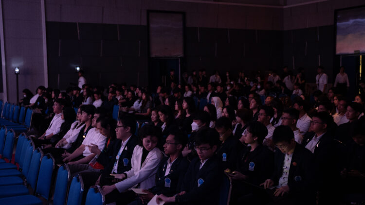 Suasana Serah Tahunan UKM UMN 2023 pada Sabtu (02/12/23) di Function Hall UMN. (Serah Tahunan UKM 2023)