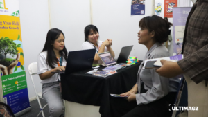 Pengunjung Career Day sedang berinteraksi dengan recruiter di stan SW Indonesia. (ULTIMAGZ/Charlene Natalie)