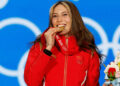 Eileen Gu saat memenangkan medal emas di Beijing, 2022. (csmonitor.com)