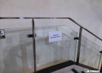 Kertas peringatan untuk tidak bersandar di pagar kaca lantai 5 Gedung C Universitas Multimedia Nusantara, Kamis (09/03/23) (ULTIMAGZ/Rafael Amory J)