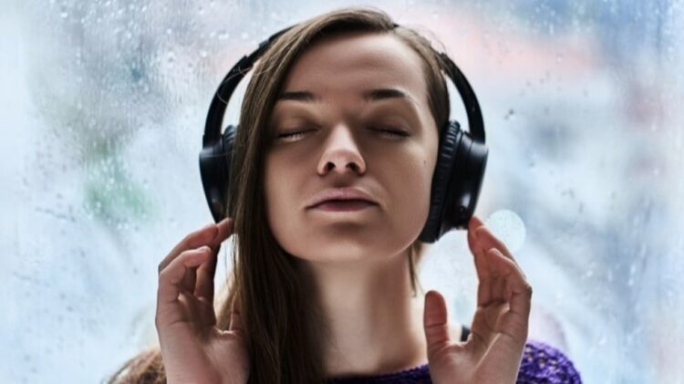 Ilustrasi mendengarkan lagu ketika hujan. (yoursay.suara.com)