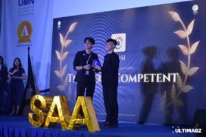 Penyerahan penghargaan “The Most Competent” oleh ketua SAA 2023 kepada perwakilan HIMSI pada Jumat (01/12/23). (ULTIMAGZ/Ancilla Maura)