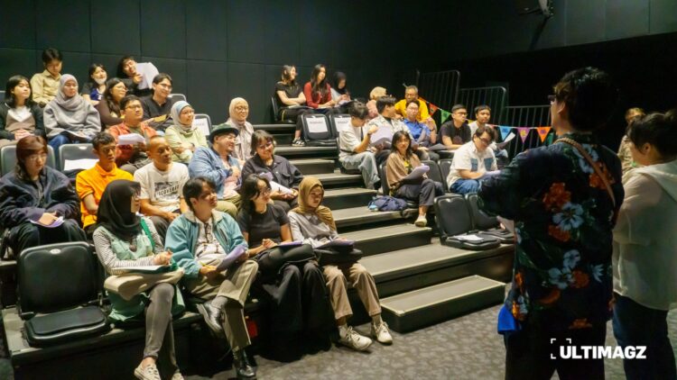 Sutradara asal Jepang, Kousuke Sakoda, memberikan materi mengenai proses pembuatan salah satu film yang ditayangkan dalam Festival NextScene, Sabtu (08/08/2026), di Gedung Trisno Soemardjo, Taman Ismail Marzuki. (ULTIMAGZ/Iskandar Gautama)