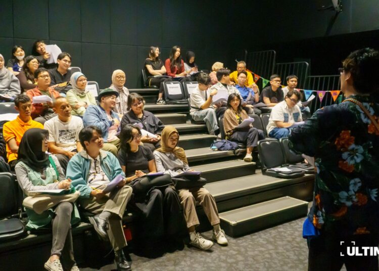 Sutradara asal Jepang, Kousuke Sakoda, memberikan materi mengenai proses pembuatan salah satu film yang ditayangkan dalam Festival NextScene, Sabtu (08/08/2026), di Gedung Trisno Soemardjo, Taman Ismail Marzuki. (ULTIMAGZ/Iskandar Gautama)