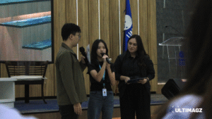 Wawancara singkat MC kepada pemenang doorprize sepeda listrik. (ULTIMAGZ/Tiffany Michiko Putri)