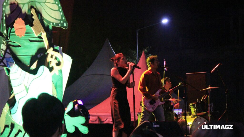 Penampilan band Lomba Sihir sebelum akhirnya ditutup oleh DJ pada Euforia 2025. (ULTIMAGZ/Tiffany Michiko P)