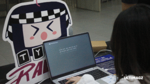 Seorang mahasiswa saat mencoba permainan Typing Race yang tersedia pada salah satu booth pameran. (ULTIMAGZ/Tiffany Michiko P)