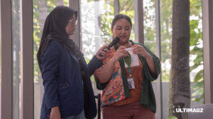 Maharani Ayu (kanan) sedang menjelaskan tahap pembuatan ecoprinting menggunakan daun pada workshop ecoprinting Nirvana Roots.