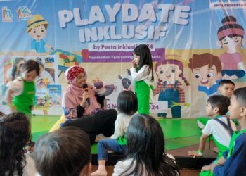 Kak Elis, seorang ventrilokuis, sedang bercerita pada anak-anak di acara Playdate Inklusif oleh KONEKIN di Youreka Kids Farm, Jakarta pada Sabtu, 30 November 2024. (Foto: Disya Shaliha/KONEKIN)