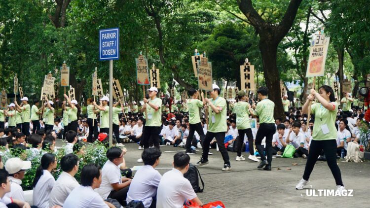 Persembahan inaugurasi dari panitia menjadi salah satu rangkaian penutup OMB UMN 2025. (ULTIMAGZ/Putri C. Valentina)