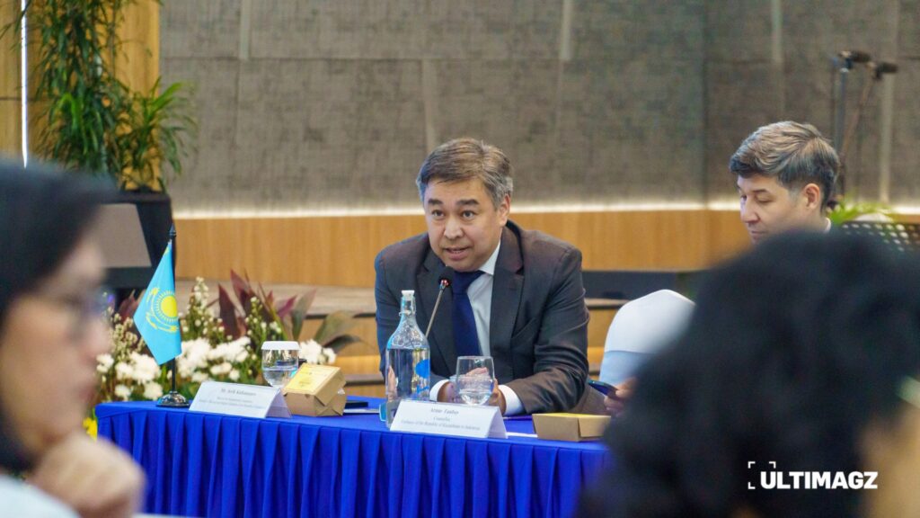Direktur Kerja Sama Kementerian Sains dan Pendidikan Tinggi Republik Kazakhstan, Serik Kalkamanov, merespons pernyataan salah satu perwakilan perguruan tinggi Indonesia dalam acara Kazakhstan–Indonesia Forum of Higher Education Institution di Function Hall, Universitas Multimedia Nusantara, Senin (15/06/26). [foto id=”398″]