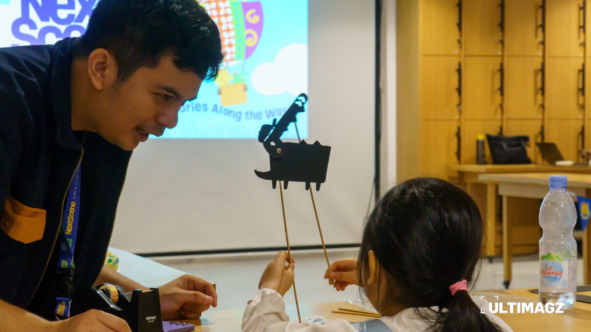 Seorang anak membuat wayang Nexa, salah satu maskot Festival NextScene, dengan bantuan panitia dalam salah satu workshop yang digelar pada Sabtu (08/08/2026) di Gedung Trisno Soemardjo, Taman Ismail Marzuki. (ULTIMAGZ/Iskandar Gautama)