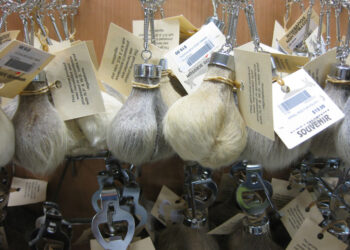 Alat pembuka tutup botol dari testis kanguru. (flicker.com/Truong Chi Dat)