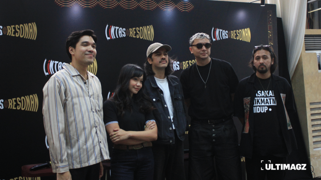 Portura, band baru dari kolaborasi yang dikenalkan oleh Iksal Rizki Haritzal pada konferensi pers di M Bloc Space, Senin (17/11/25). (ULTIMAGZ/Tiffany Michiko P.)